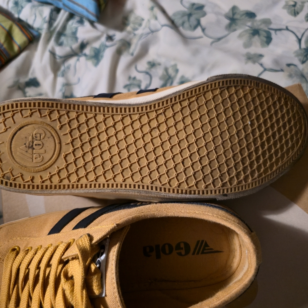 Gola Tan and Black Sneakers Classic Low-Top Design - Picture 5 of 7